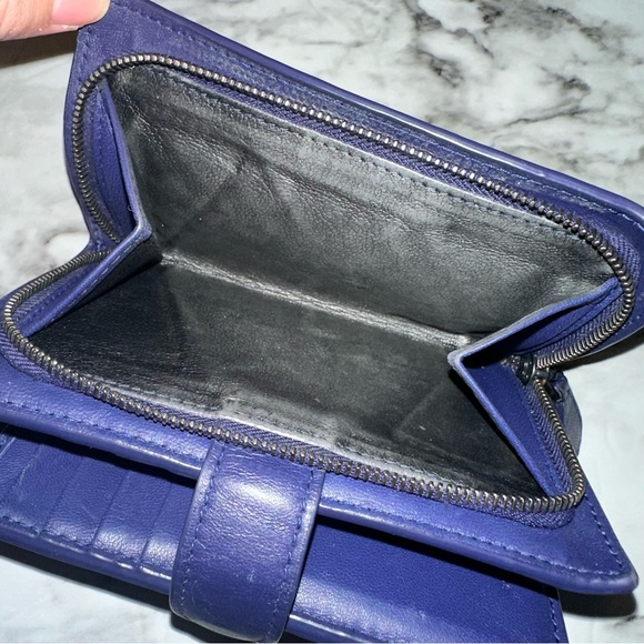 BOTTEGA VENETA Intrecciato Weave navy blue leather zip coins 10-slot wallet - Picture 4 of 8